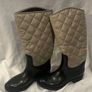 Stylish Quilted Black and Tan Women's Boots